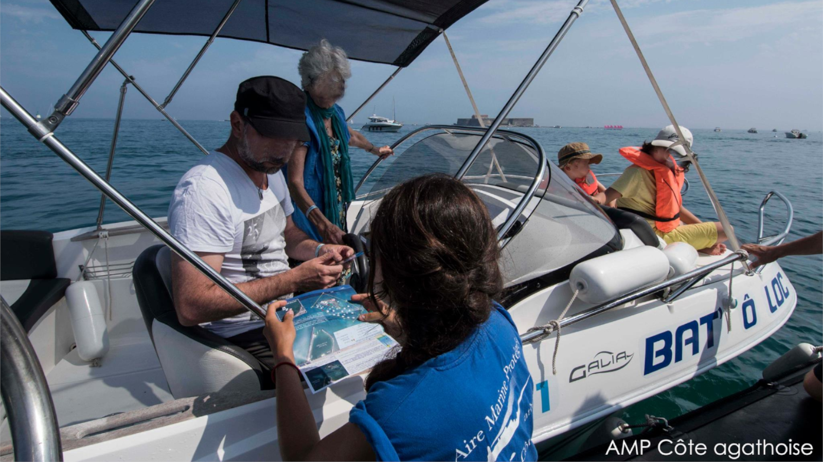 Sensibilisation de plaisanciers par la patrouille bleue dans la zone de mouillages écologiques