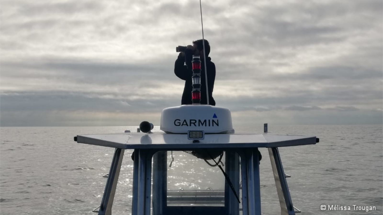 Agent de l'AMP vérifiant l'absence de fanion de pêche dans la réserve marine